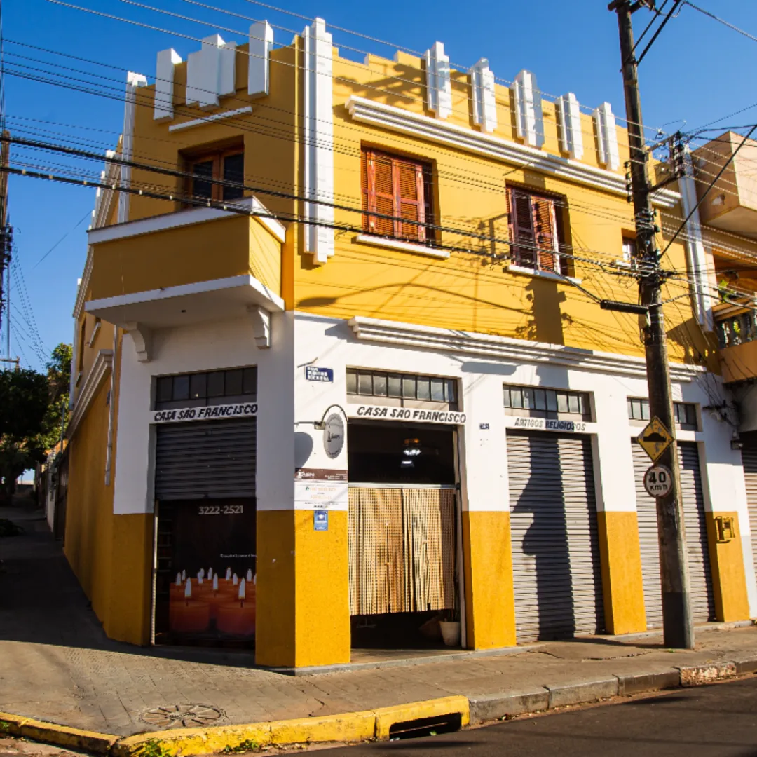 Fachada amarela da Casa São Francisco na Rua Quintino Bocaiuva, Vila Marcondes, Presidente Prudente