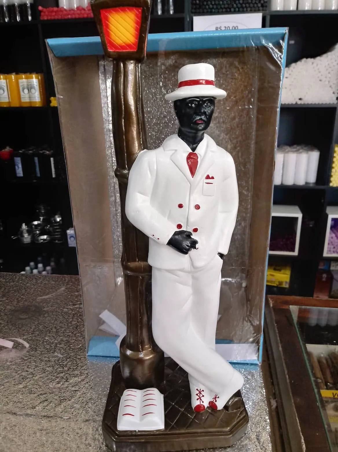 Imagem de Zé Pilintra em gesso pintado à mão